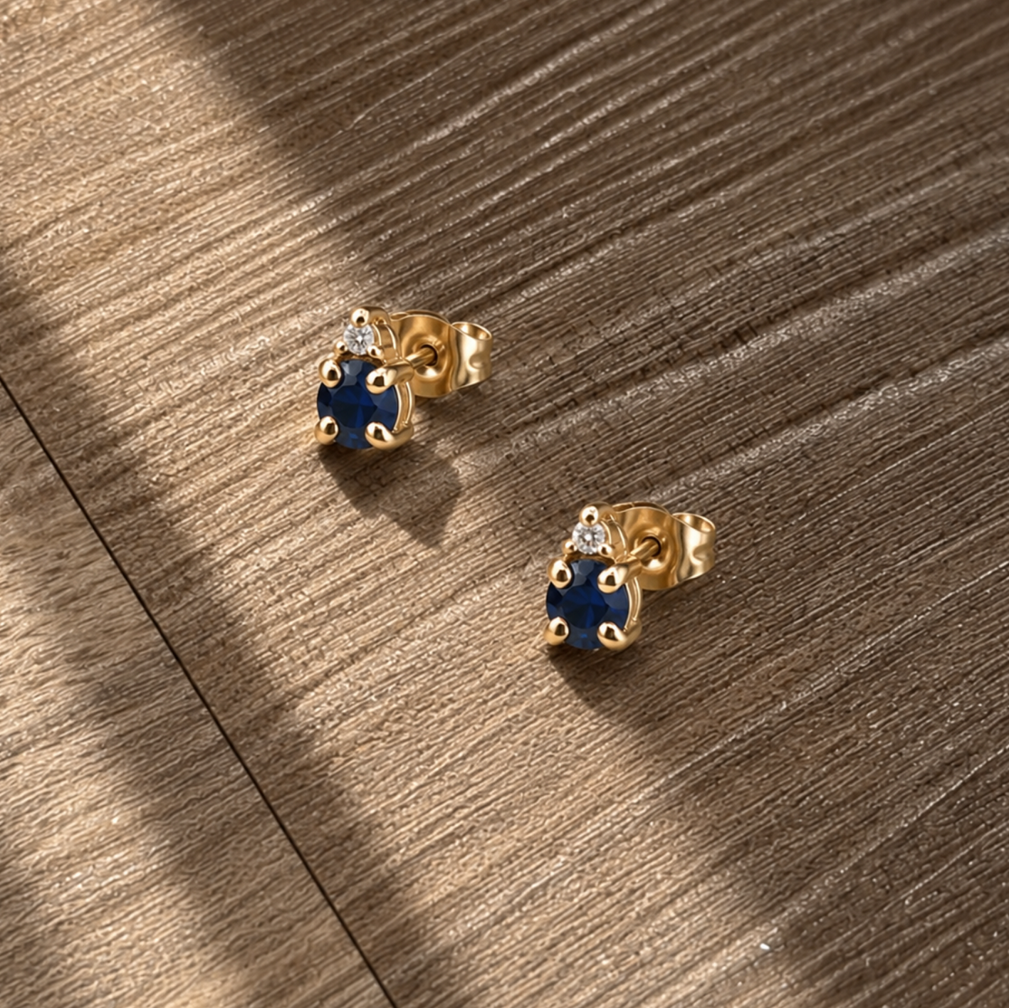 Aretes Topo con Zafiro y Diamante, Oro 14K