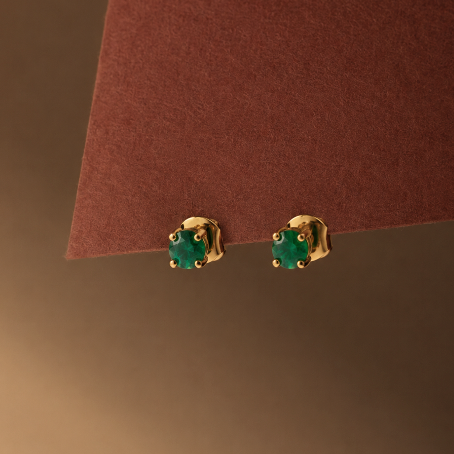Aretes Topo con Esmeralda y Diamante, Oro 14K
