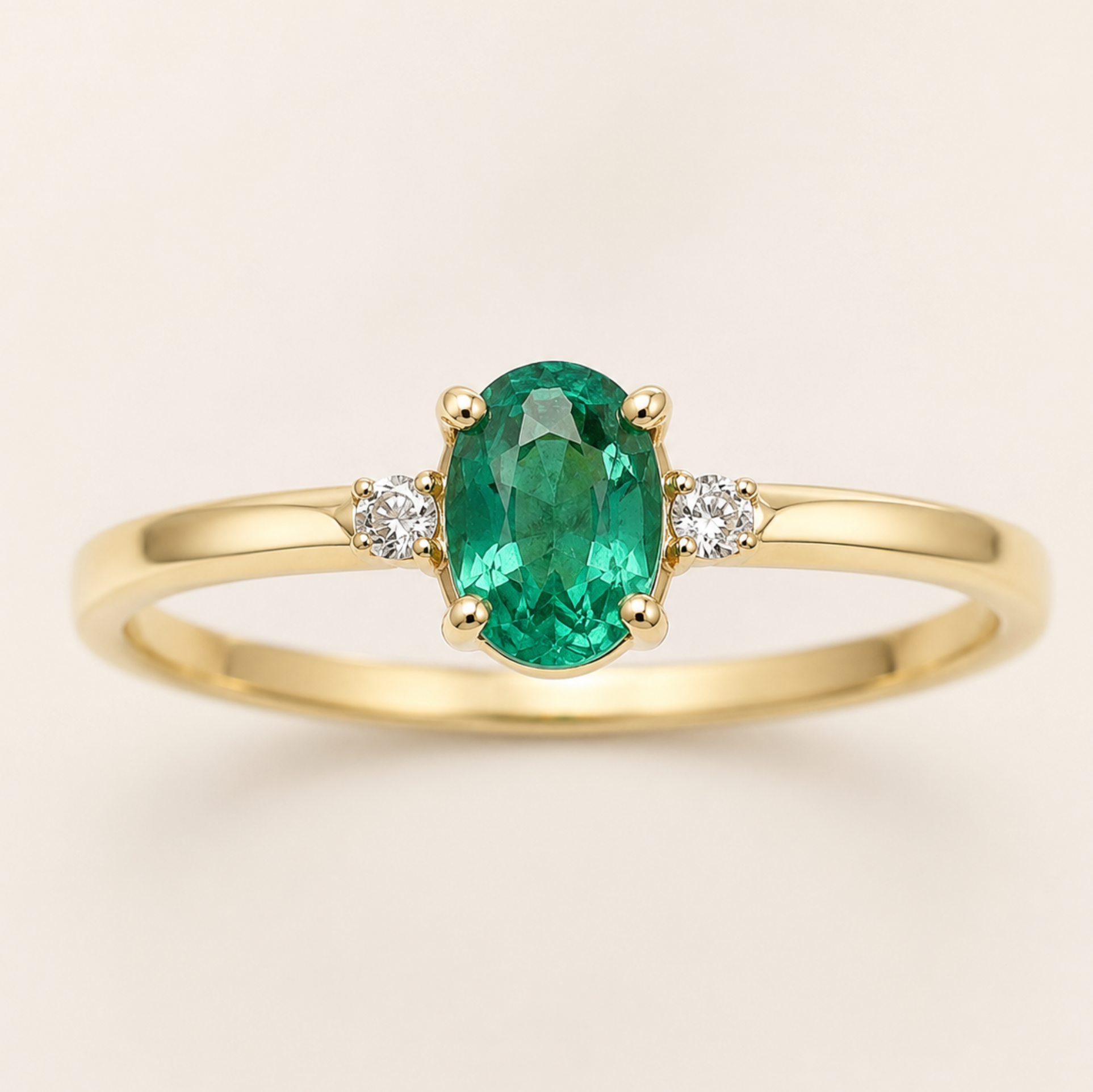 Anillo con Esmeralda Oval y Diamantes, Oro 14K