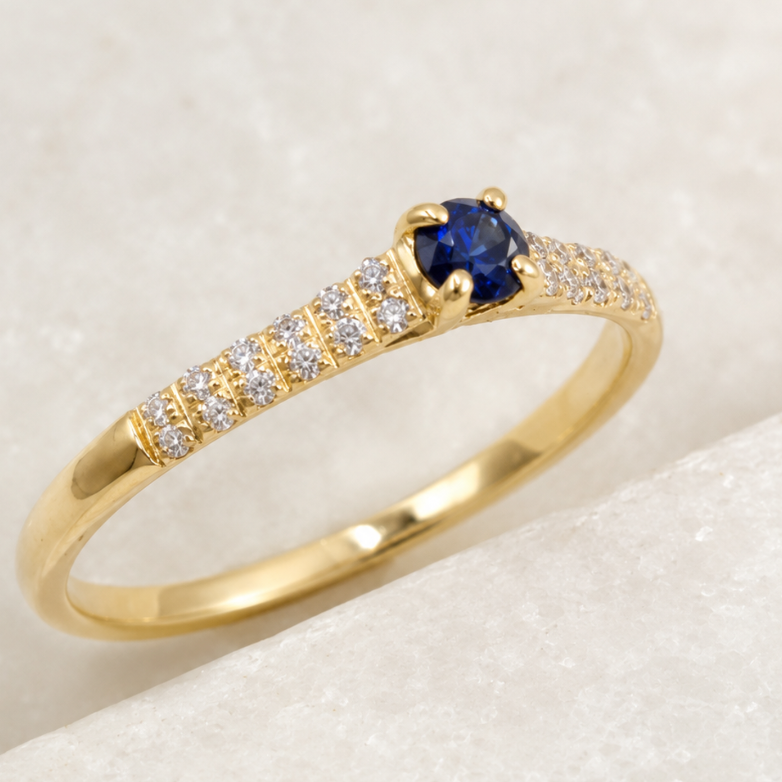 Anillo con Zafiro y Diamantes, Oro 14K