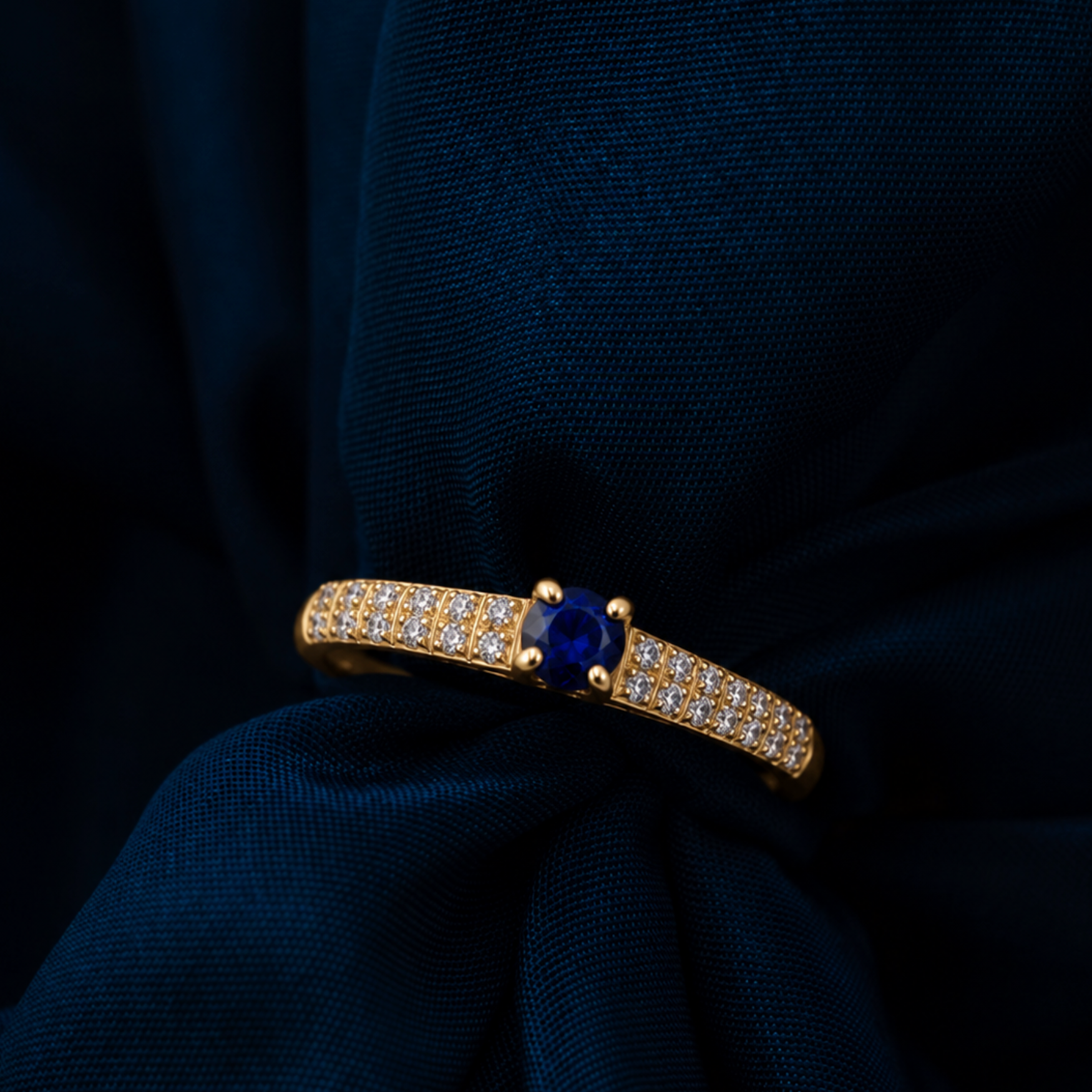 Anillo con Zafiro y Diamantes, Oro 14K