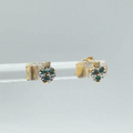 Aretes Topo Flor con Esmeraldas y Brillante, Oro Amarillo