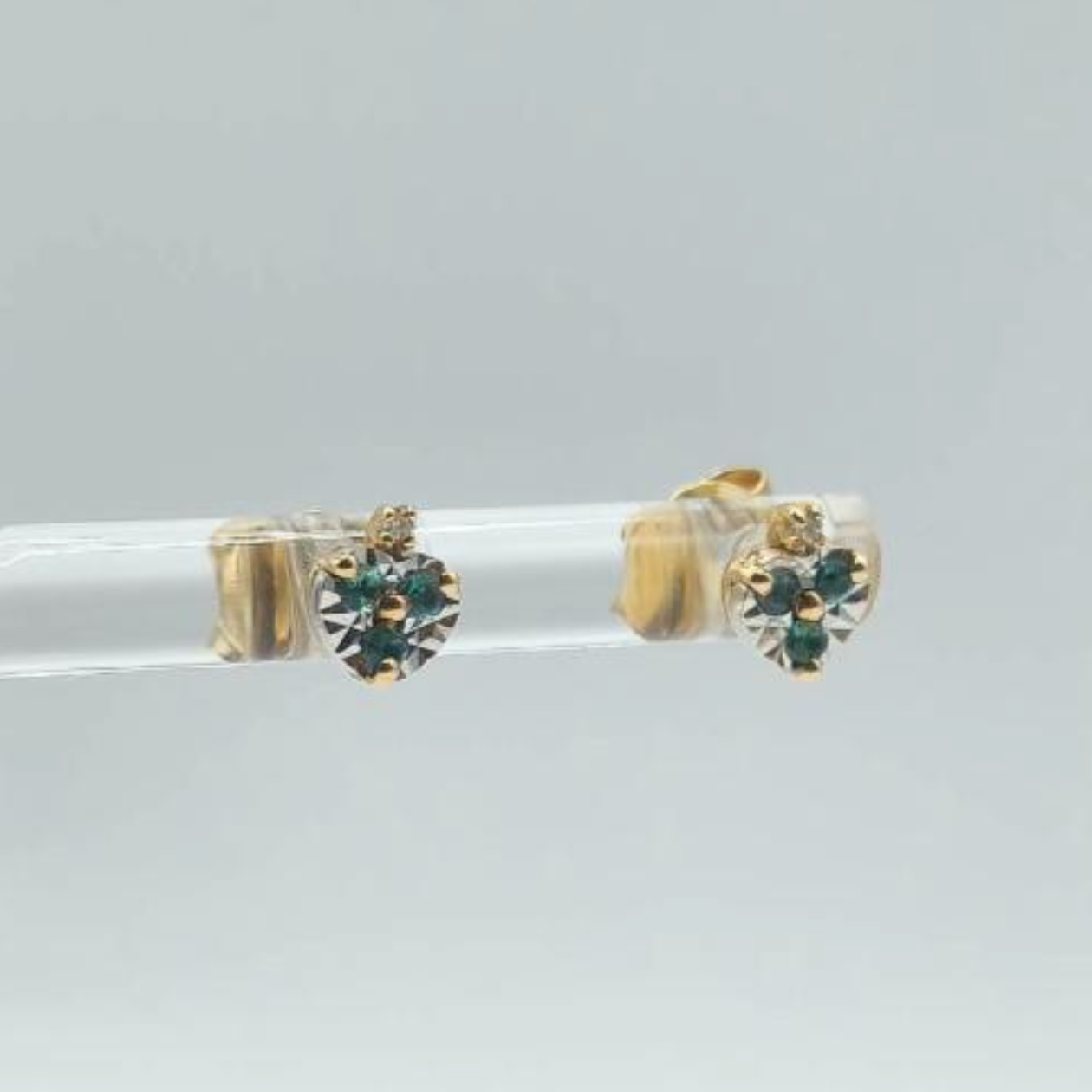 Aretes Topo Flor con Esmeraldas y Brillante, Oro Amarillo