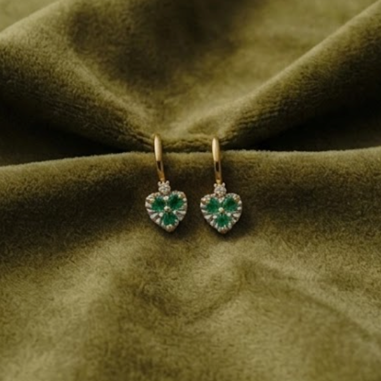 Aretes Topo Flor con Esmeraldas y Brillante, Oro Amarillo