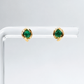 Aretes Topo con Esmeralda y Montura Envolvente, Oro Amarillo 14K