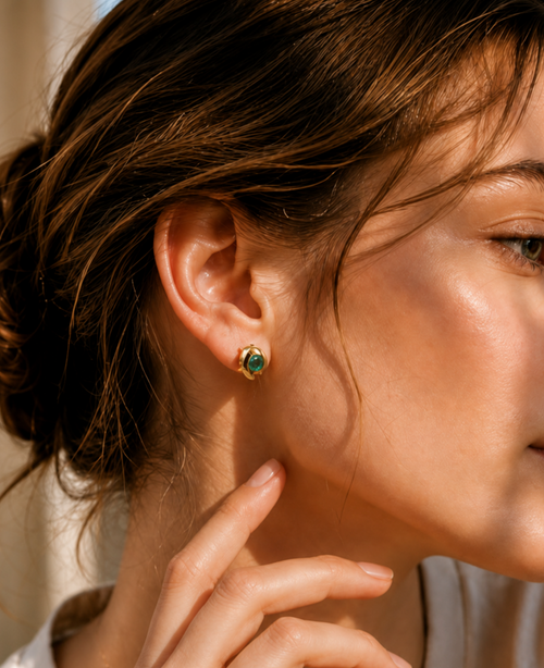 Aretes Topo con Esmeralda y Montura Envolvente, Oro Amarillo 14K