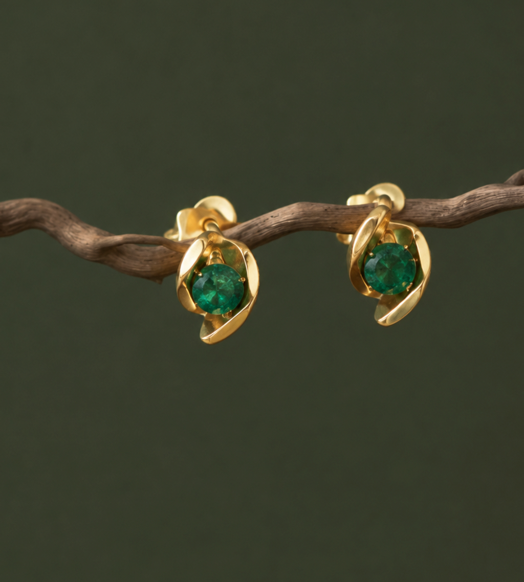 Aretes Topo con Esmeralda y Montura Envolvente, Oro Amarillo 14K