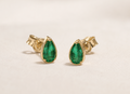 Aretes Topo con Esmeralda Natural Talla Pera, Oro Amarillo 14K