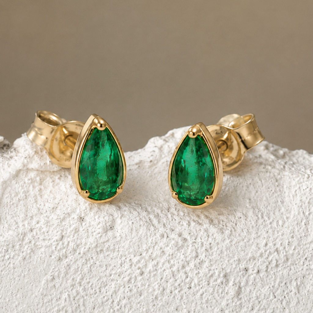 Aretes Topo con Esmeralda Natural Talla Pera, Oro Amarillo 14K