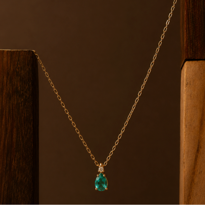 Collar Punto de Luz con Esmeralda y Diamante, Oro 14K